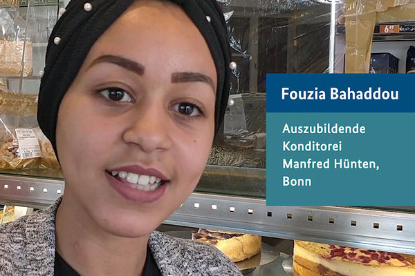 Auszubildende Fouzia Bahaddou in Bäckerei